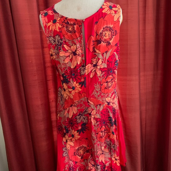 Floral Sleeveless V-Neck Top - Red - Picture 2 of 5